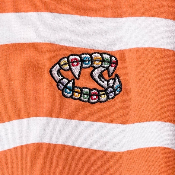 Salem7 White & Orange Striped Embroidered Colorful Fangs T Shirt Mens Size Large - Picture 2 of 5